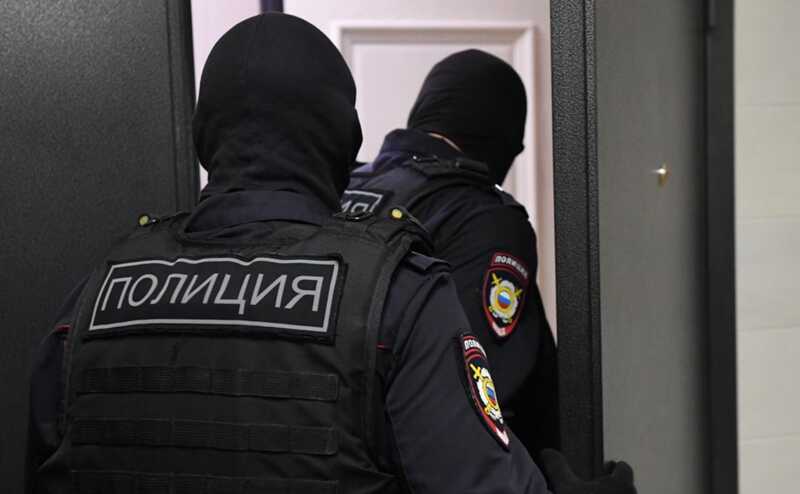 Сотрудники ОМОН провели обыски в офисе «Базы» и задержали главного редактора Трифонова