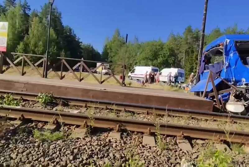 Появились детали столкновения туристического автобуса с поездом в Ленинградской области
