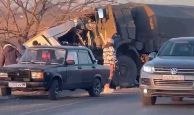 В ДНР из-за столкновения грузовика с военнослужащими и микроавтобуса погибли 16 человек