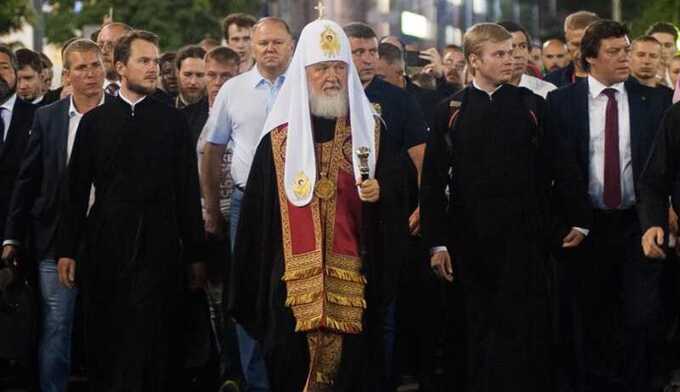 Патриарх Кирилл во время Крестного хода окружил себя десятками телохранителей