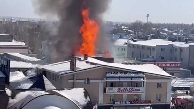 В Пензенской области, в городе Кузнецк, происходит пожар в торговом центре