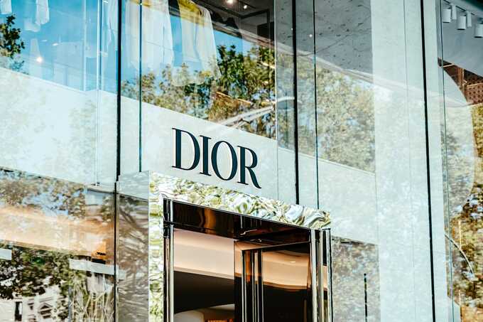 Dior и Armani подключали китайских рабочих на своих фабриках в Европе