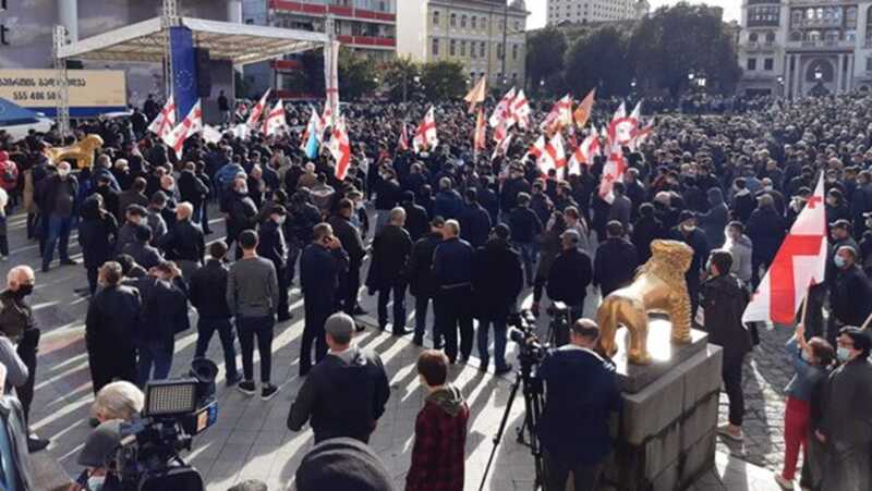 В Грузии протестующие бьют по ограждениям правоохранителей