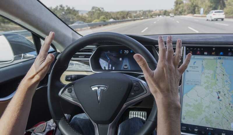 Автопилот Tesla не заметил указатель поворота и едва не привел к аварии с участием водителя