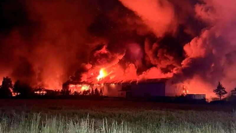 Возле Варшавы произошёл пожар на складе с пластиком