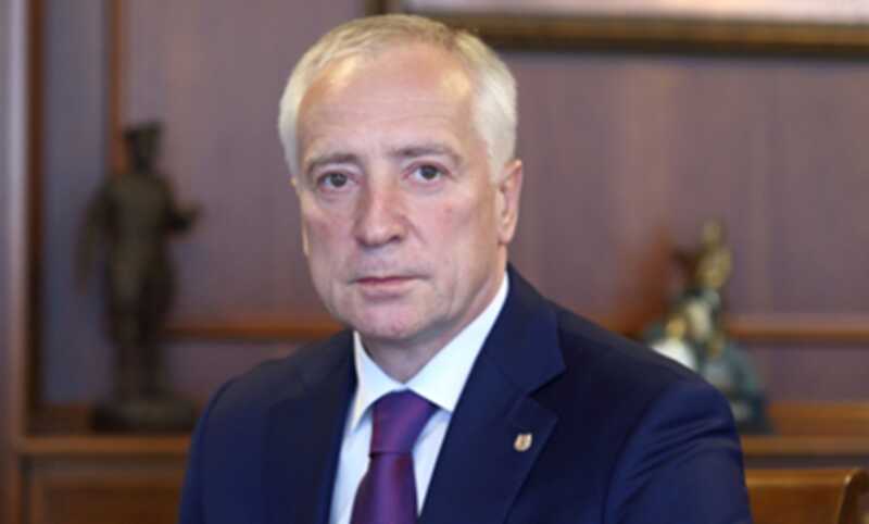 Владимир Мазур находится под угрозой увольнения и предпринимает усилия, чтобы остаться на посту губернатора