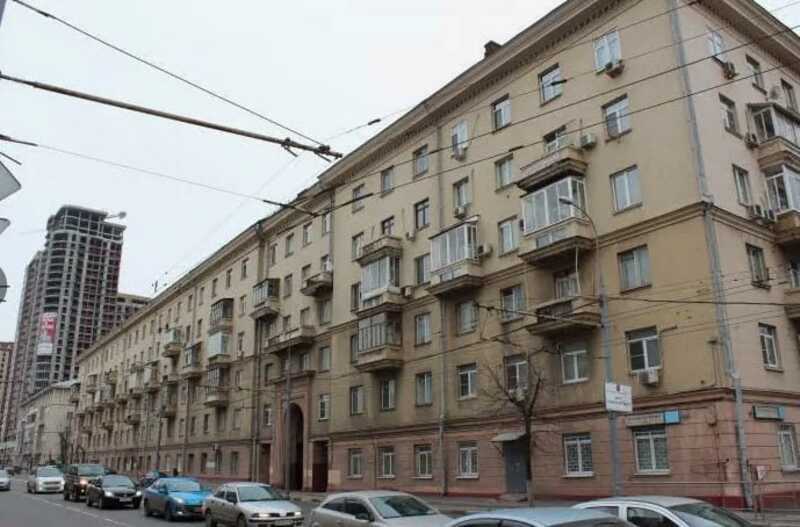 В Москве женщина выпала из окна, пытаясь покормить бездомную кошку