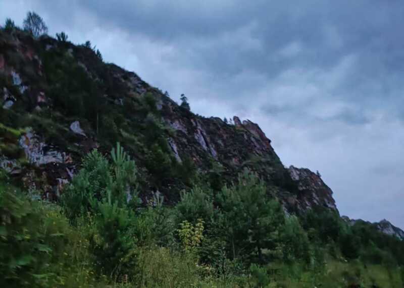 На территории Челябинской области девушка во время фотосессии сорвалась с обрыва высотой 100 метров