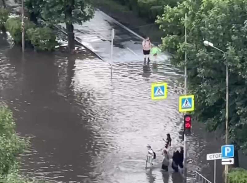 В Тюмени на пешеходном переходе девушка оказалась под водой