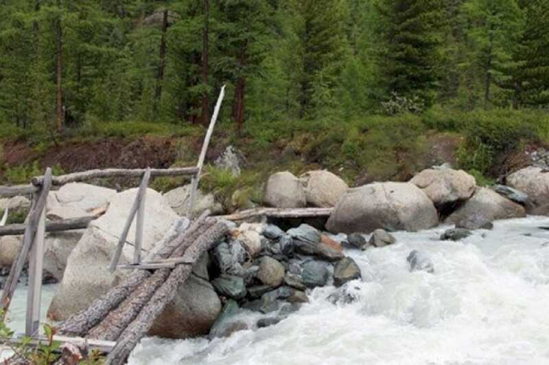 Поток горной реки в Горном Алтае унес двух путешественников