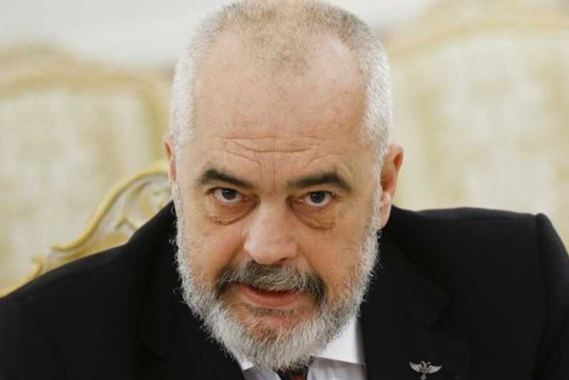 Глава правительства Албании снова опустился на одно колено перед Джорджией Мелони
