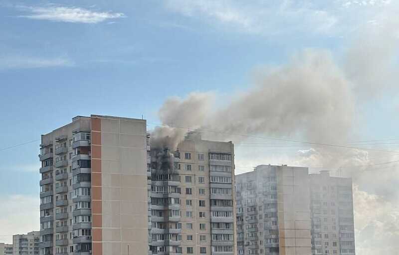 В Москве вспыхнула квартира на верхних этажах жилого здания в Чертаново