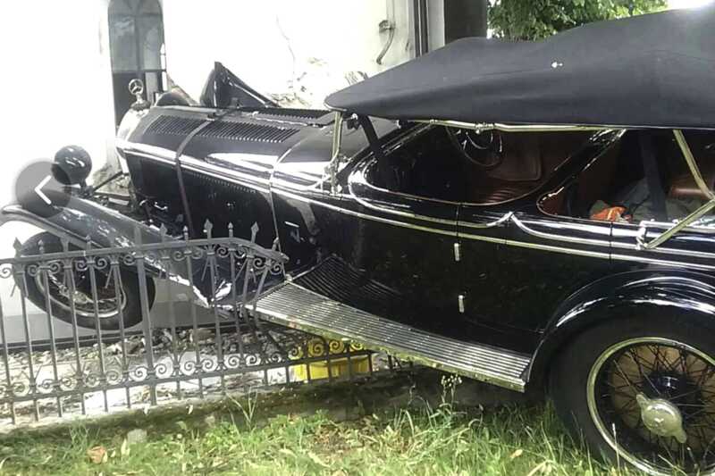 В Словакии редкий автомобиль Mercedes-Benz столкнулся с забором, а затем влетел в стену часовни