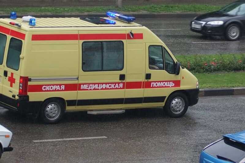 Легковая машина сбила людей на остановке в Подмосковье: имеются пострадавшие