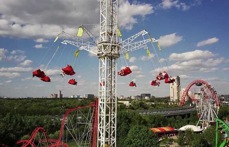 Аттракцион «Кракен» в московском парке «Сказка» остановился с находящимися внутри людьми