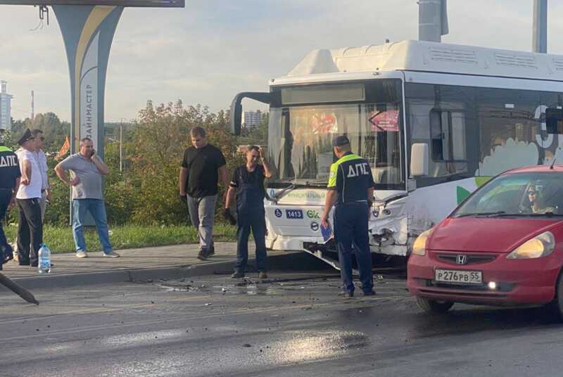 В Омске случилось происшествие с автобусом, перевозившим пассажиров